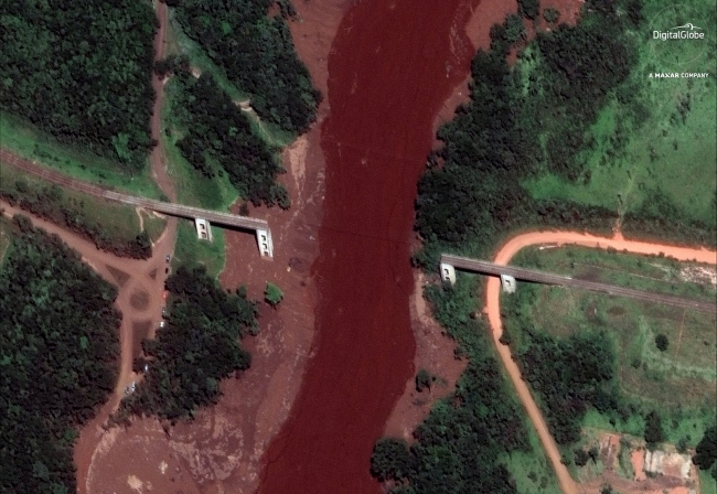 Brezilya'da aileler sevdiklerini bulabilmek için toprağı kazıyor